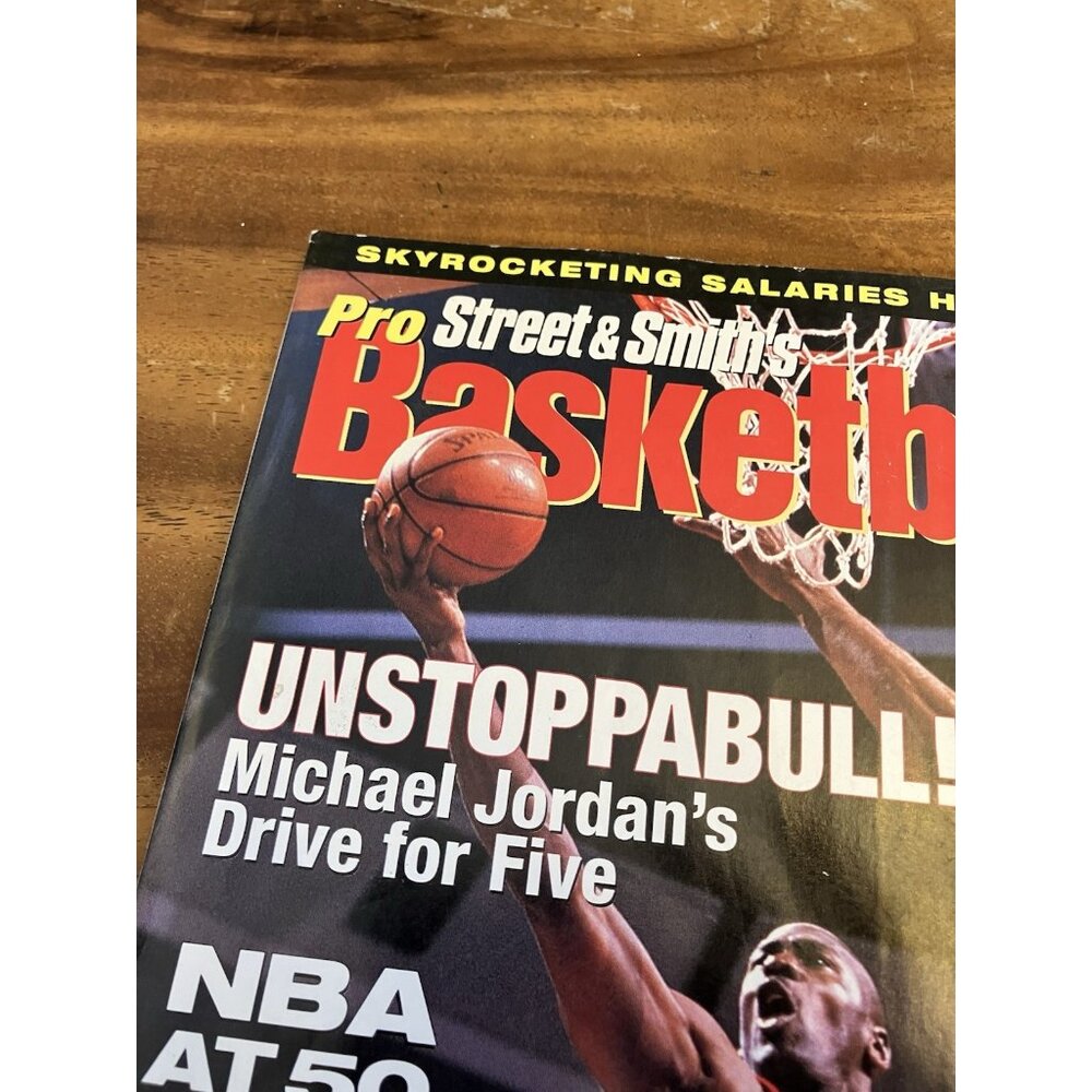 1996-97 Street & Smith's Pro Basketball Magazine Michael Jordan Chicago Bulls - Picture 3 of 8